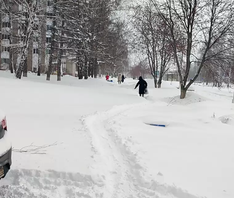 «Идти невозможно»: нижнекамец просить почистить тротуар на пр. Вахитова