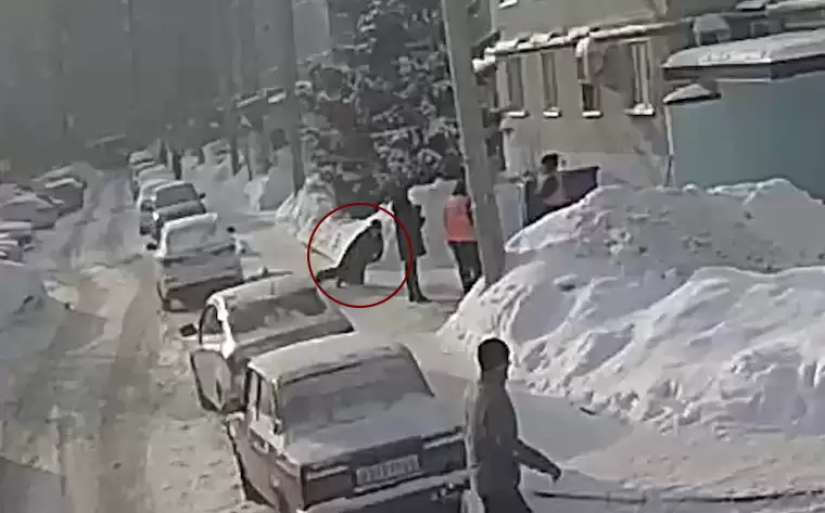 Внезапная смерть пенсионера посреди улицы в Татарстане попала на видео