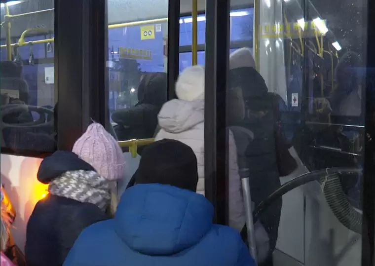 Нижнекамские вахтовые автобусы запускают пассажиров только через одну дверь - некоторые недовольны