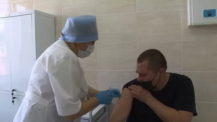 Минздрав РФ обновил список противопоказаний к вакцинации от COVID-19, в нём  —  покраснение и отёк в месте прививки