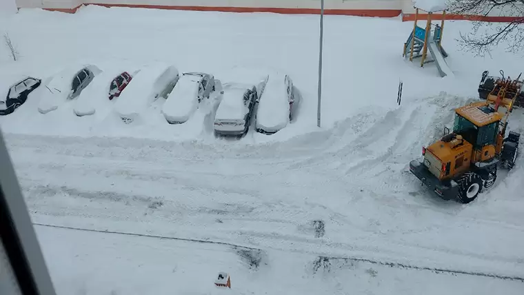 В Нижнекамске продолжается сильный снегопад, горожане жалуются на дороги