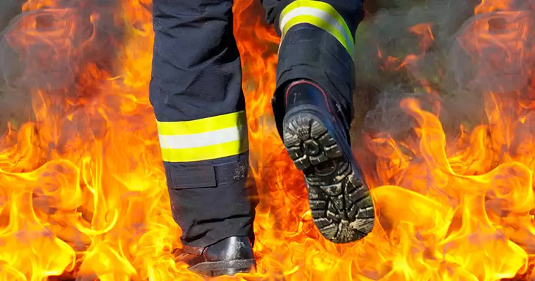 Татарстанские пожарные спасли мужчину из дома, в котором загорелись вещи