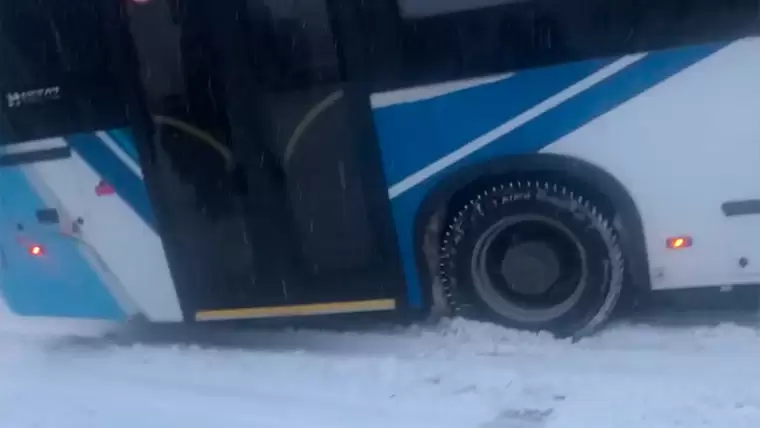 Житель Нижнекамска опубликовал видео с застрявшим автобусом на остановке