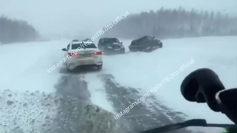 На дорогах Татарстана из-за метели накаляется обстановка, на трассе М5 ограничено движение