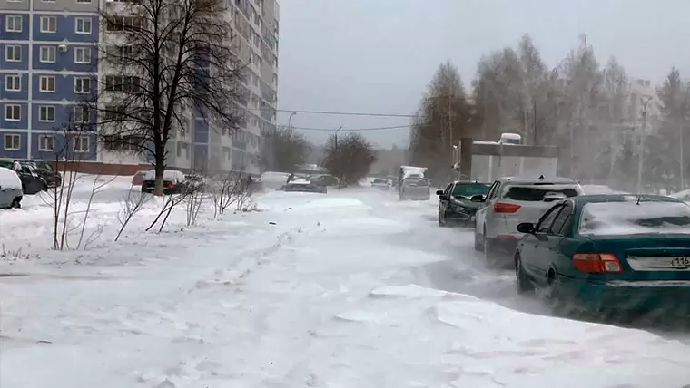 В Нижнекамске предложили штрафовать автовладельцев, не убирающих машины во дворах на время уборки снега