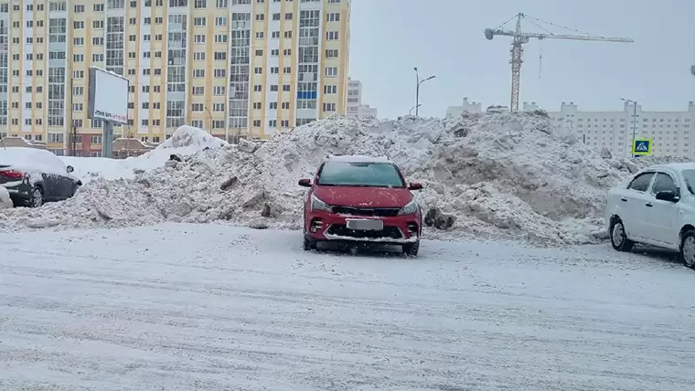 В Нижнекамске на парковке торгового центра тракторист «замуровал» автомобили