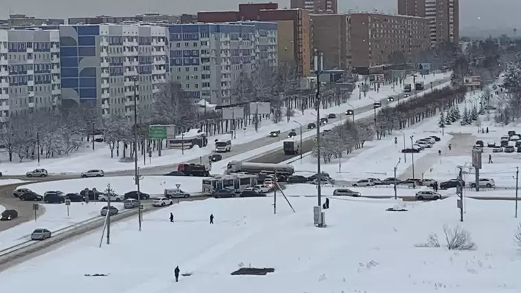 Транспортный коллапс образовался из-за застрявшей в снегу автоцистерны в Нижнекамске