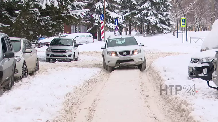 Многие районы и улицы Нижнекамска утопают в снегу, горожане негодуют