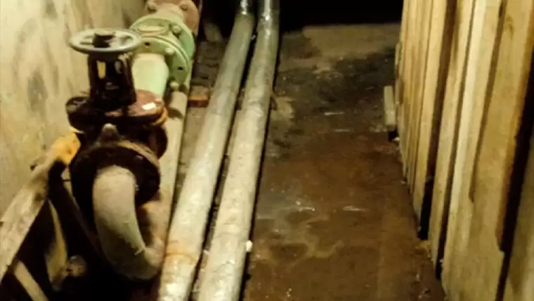 В подвале нижнекамской многоэтажки на протяжении четырёх месяцев течёт воды из трубы
