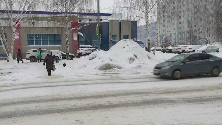 Водители и пешеходы в Нижнекамске вынужденно играют в прятки из-за сугробов