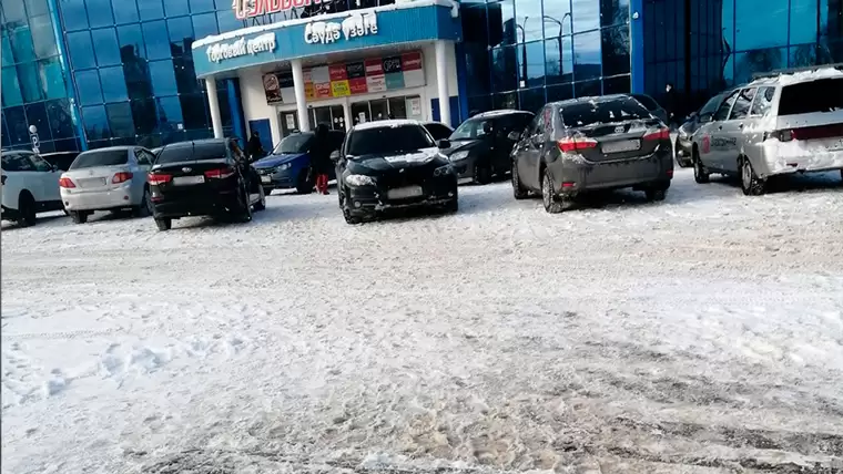 Жители Нижнекамска недовольны припаркованными авто на «пешеходке» напротив «Эссена»