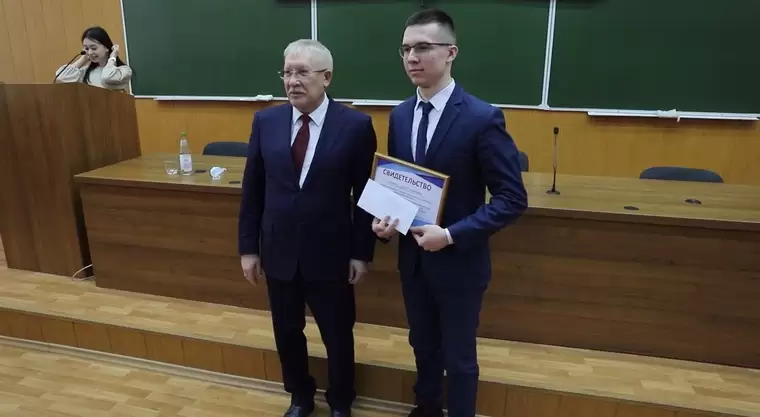 Пять нижнекамских студентов получили именные стипендии депутата Госдумы Олега Морозова