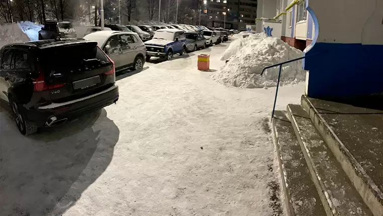 «Говорит, ему всё можно»: в Нижнекамске старший по дому паркует своё авто на тротуаре у подъезда