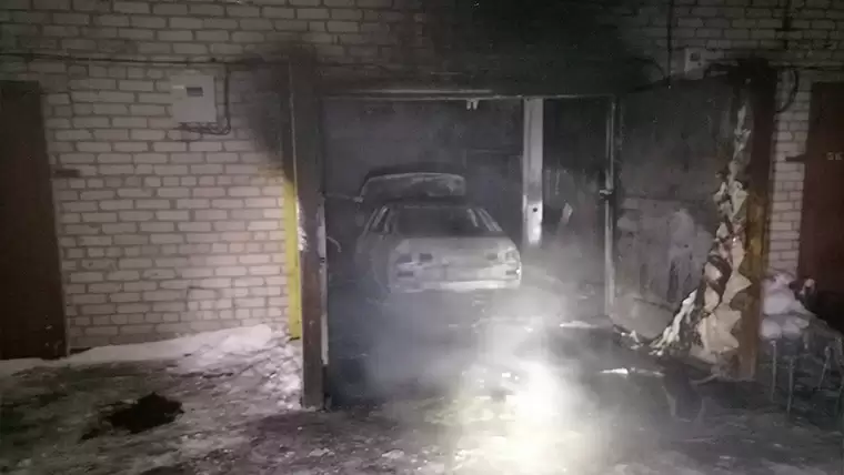 В Нижнекамске в гараже по улице Вокзальной сгорела машина