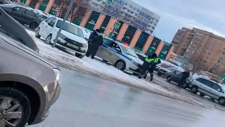 В Нижнекамске на перекрёстке столкнулись три автомобиля