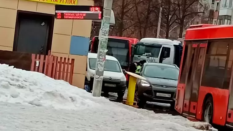В Казани буксируемый «КамАЗ» сорвался со сцепки и въехал в пассажирский автобус
