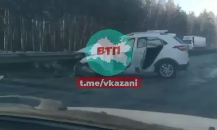 На трассе в Татарстане произошло ДТП – легковушка вылетела с дороги