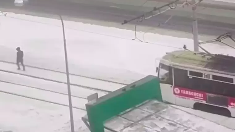 В Челнах мужчина попытался напасть на трамвай из-за отсутствия QR-кода