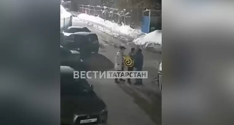 В Казани двое мужчин избили курьера службы доставки еды
