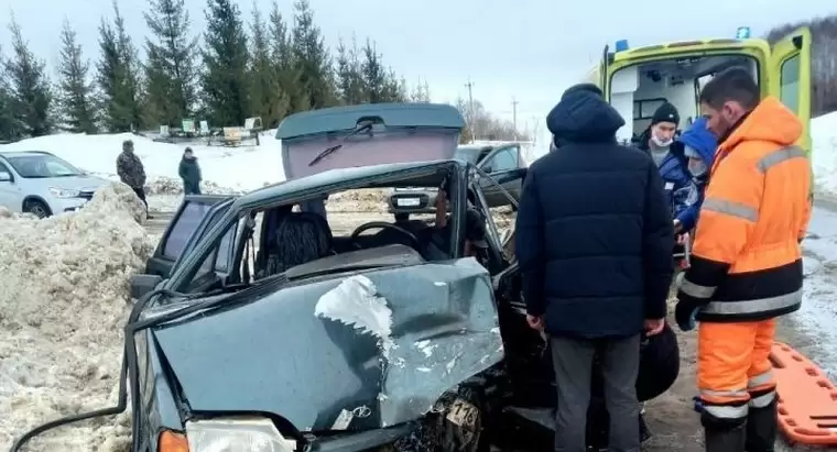Супруги пострадали в лобовом столкновении двух легковушек в Мензелинском районе Татарстана