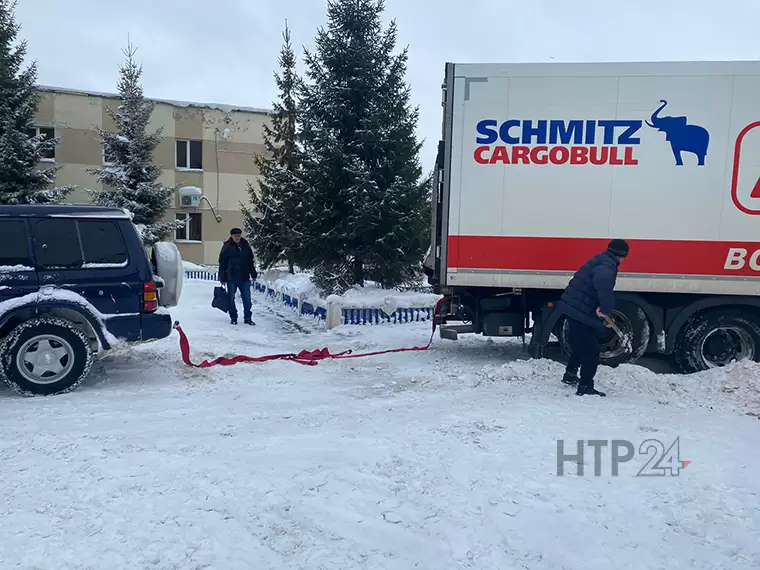 В Нижнекамске около ТЦ застряли фура и «ГАЗель»