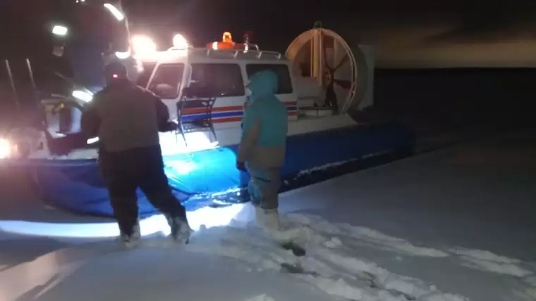 В Татарстане на Каме супружеская пара провалилась под лёд на мотобуксировщике