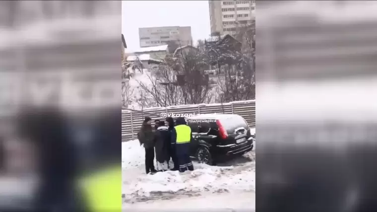 В Казани автомобиль вылетел с дороги и врезался в столб, водитель погиб