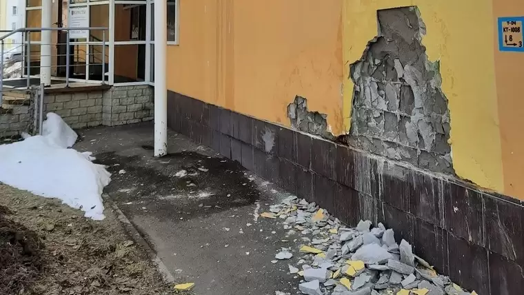 «Тают стены»: нижнекамцы заметили обрушившийся фасад магазина