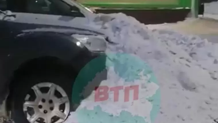 В Татарстане тракторист «замуровал» автомобиль, припаркованный у магазина