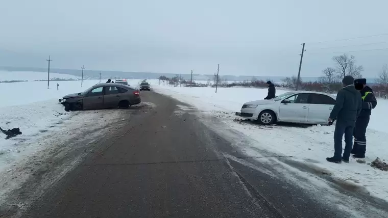 В Нижнекамском районе водитель отечественного авто выехал «на встречку» и столкнулся с иномаркой