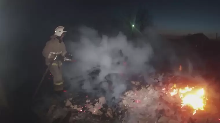 В Татарстане бездомные устроили пожар в заброшенном доме