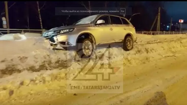 Нетрезвый водитель, уходя от погони, оказался в сугробе посреди дороги в Казани