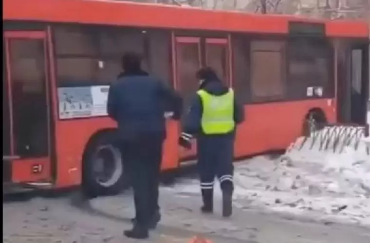 В Казани автобус «влетел» в остановку и снёс её