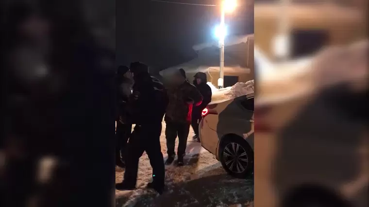Семью из Нижнекамска едва не расстреляли под Казанью из-за нечищеной от снега дороги