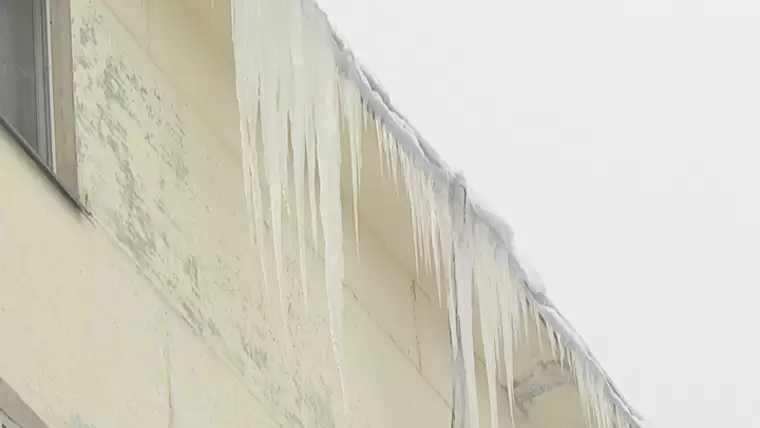 Обрушившийся с козырька балкона снег в Челнах разбил лобовое стекло иномарке