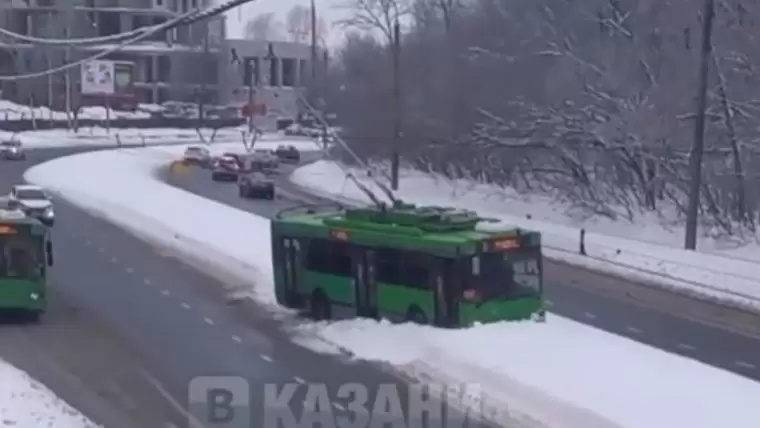 В Казани троллейбус влетел в сугроб посреди проезжей части