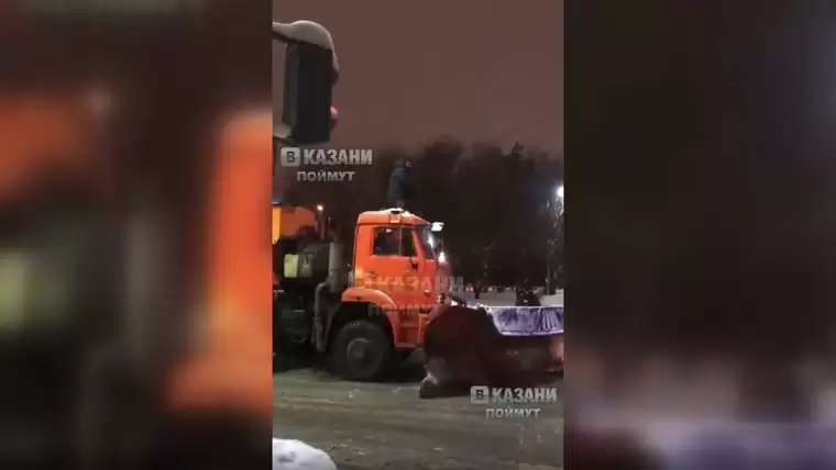 Нетрезвый казанец залез на снегоуборочную машину и просил покатать его