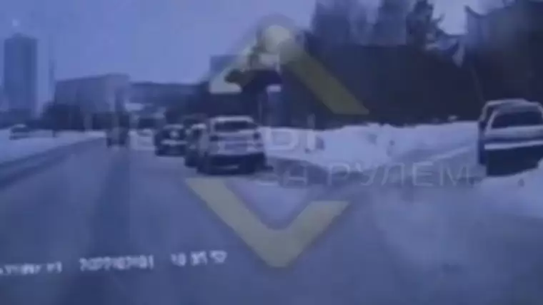 Челнинский автолюбитель не сбросил скорость перед поворотом и врезался в припаркованную машину