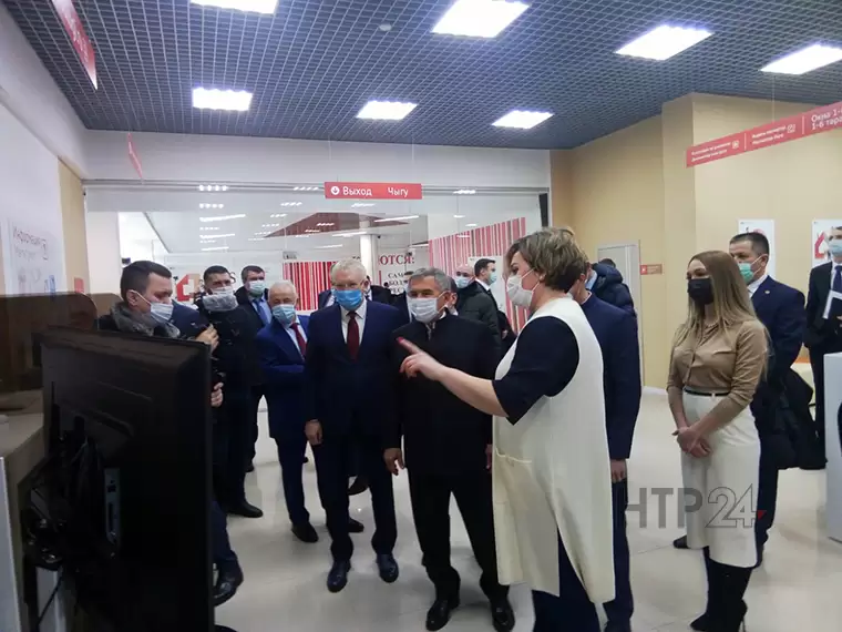 Президент Татарстана посетил новое отделение МФЦ в Нижнекамске