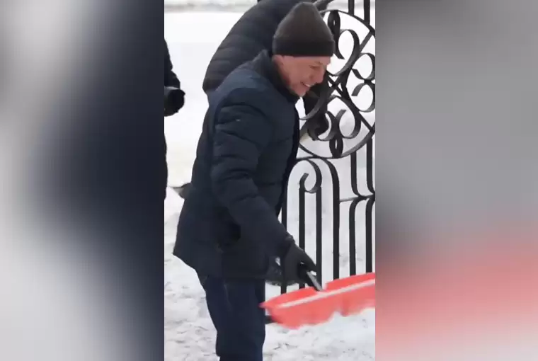 В Нижнекамске руководитель исполкома Рамиль Муллин вышел на уборку снега