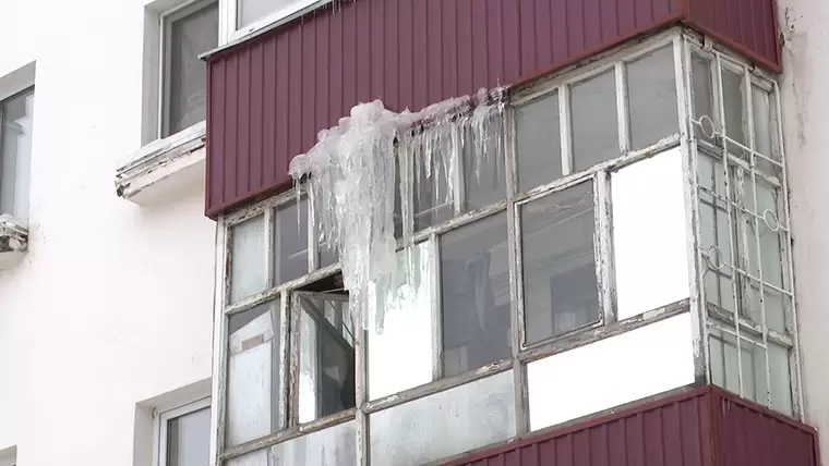 Нижнекамцам напомнили об их обязанности сбивать ледяные наросты с балконов