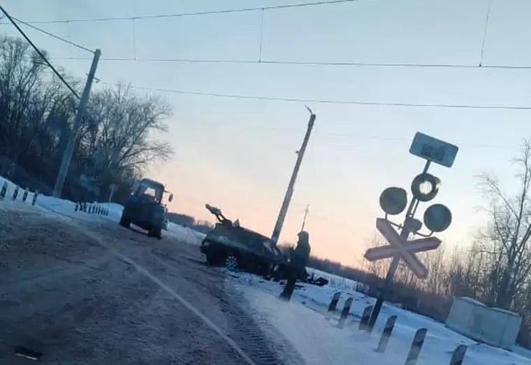 В Татарстане поезд на железнодорожном перегоне снёс иномарку