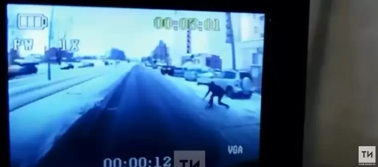 На видео попало, как в Казани мужчина бросился под троллейбус