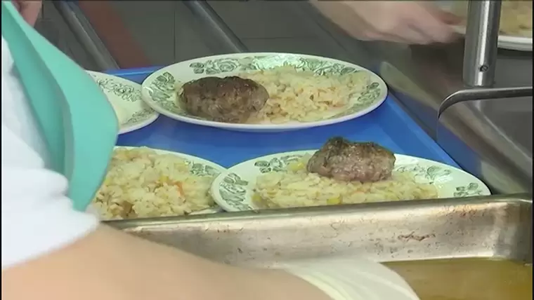 В одном из районов Татарстана школьники и воспитанники детсадов обедают из посуды с осколками