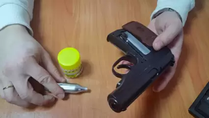 Нижнекамцу, задержанному с пистолетом на ул. Корабельной, грозит «административка» - НТР 24