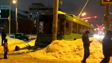В Казани троллейбус влетел в столб