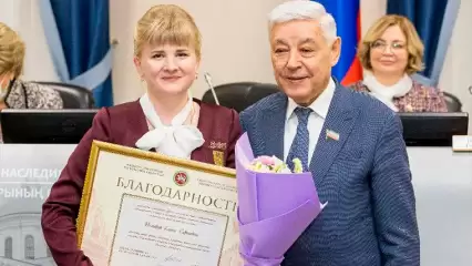 Фарид Мухаметшин вручил благодарность работнице Нижнекамского управления ЗАГС - НТР 24