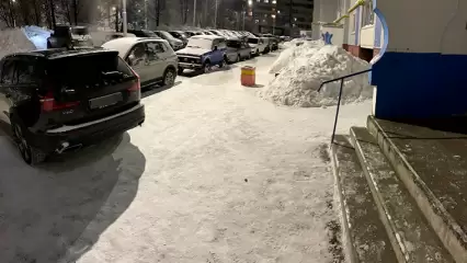 «Говорит, ему всё можно»: в Нижнекамске старший по дому паркует своё авто на тротуаре у подъезда - НТР 24
