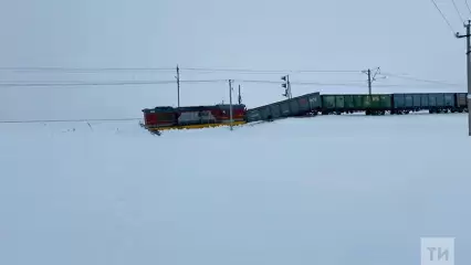 В Татарстане с путей сошёл локомотив с вагоном, груженный щебнем