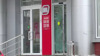 Продавцы рассказали, что стянули ночные воришки из взломанного магазина в Нижнекамске - НТР 24